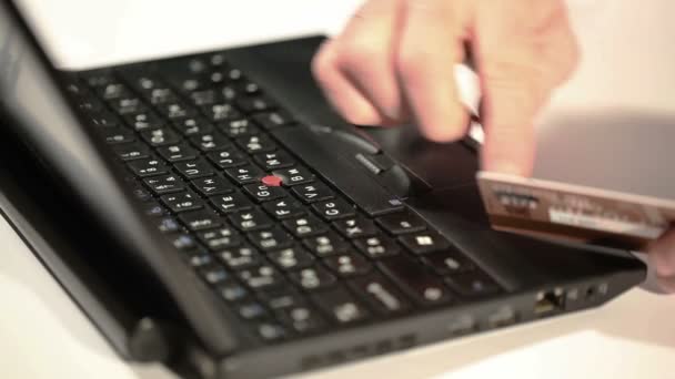 Wachtwoord input van de creditcard in laptop — Stockvideo