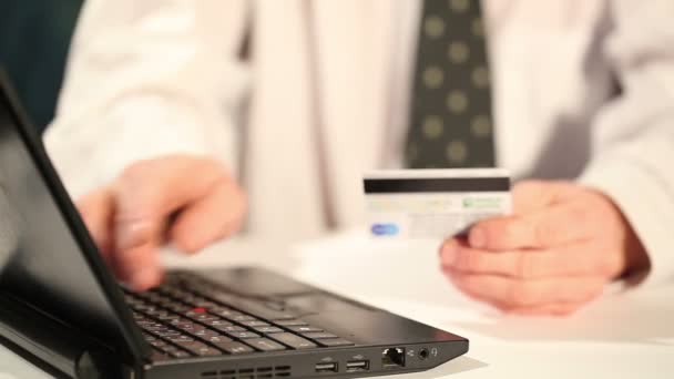 Empresário insere senha do cartão de crédito .Compras online — Vídeo de Stock