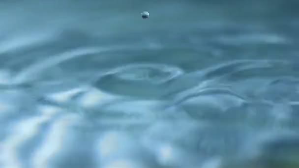 Gocce d'acqua che cadono rapidamente dall'alto — Video Stock