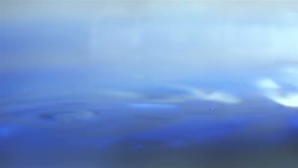 蓝色快从天上落下的水滴 — 图库视频影像