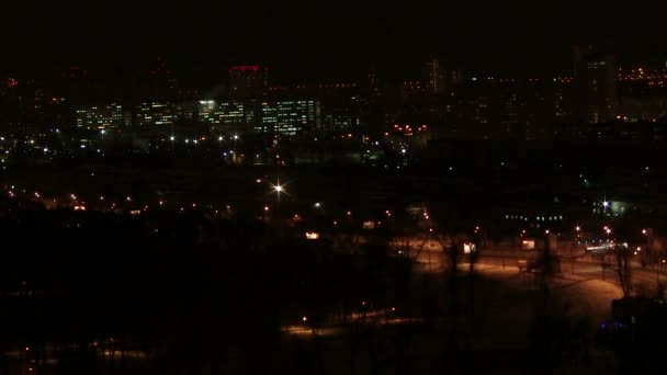 A cidade noturna com fogos de carros. Desfasamento temporal — Vídeo de Stock