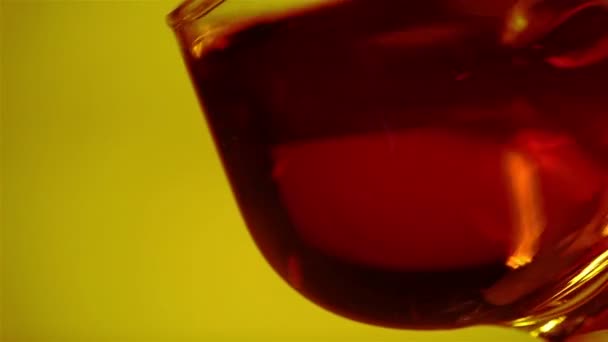 Cognac, whisky dans un verre gros plan — Video