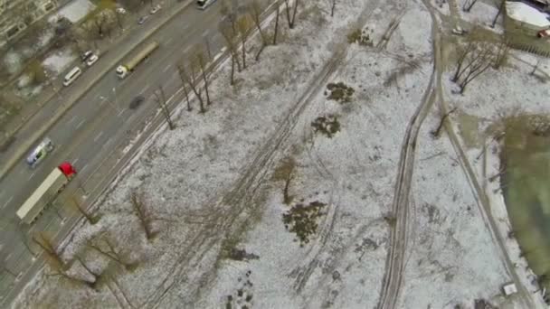 Lading vrachtwagen op de snelweg. Luchtfoto — Stockvideo