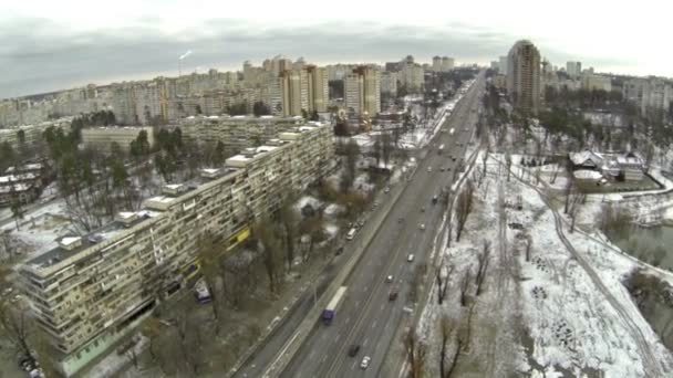 Stad snelweg in de winter. Aerialcity snelweg in de winter. Luchtfoto — Stockvideo