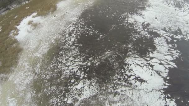 Surface du lac gelé en hiver. Aérien — Video