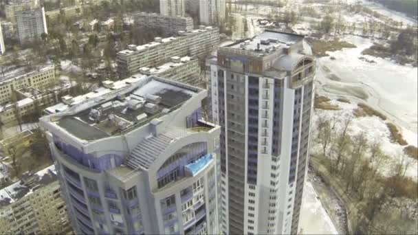 Высотных зданий в зимнем городе — стоковое видео