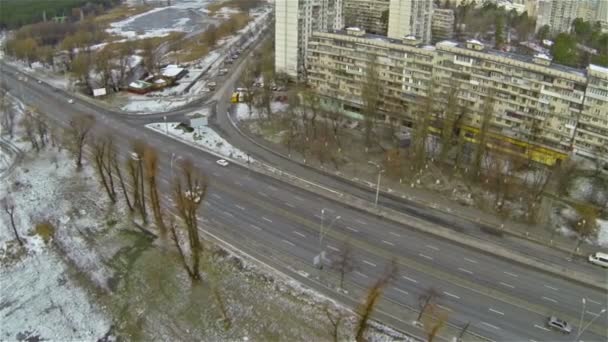 Route de la ville en hiver. Aérien — Video