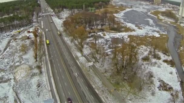 Invierno y carretera con coches. Antena — Vídeo de stock