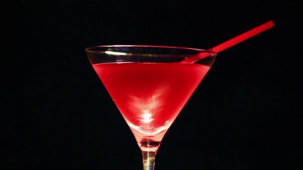 Vampier rood cocktail. Wijnglas in rotatie — Stockvideo