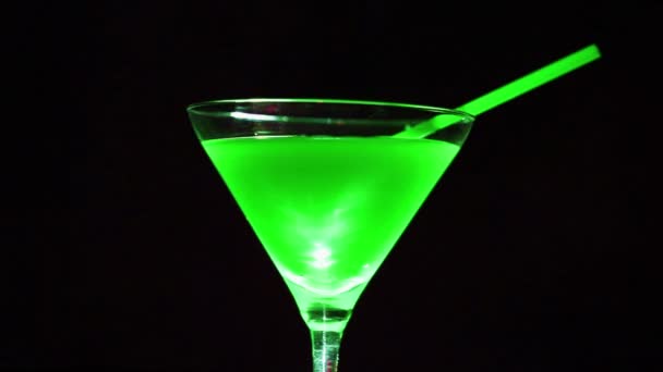 Cocktail vert. Verre à vin en rotation — Video