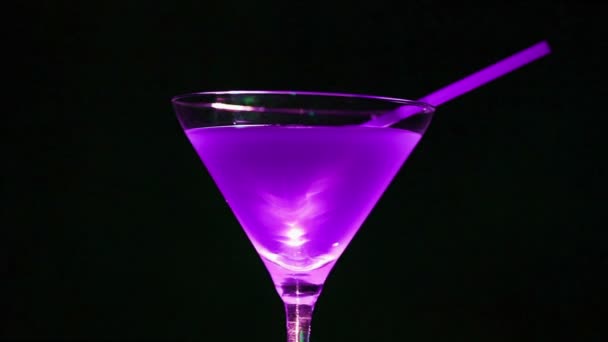 Cocktail lilla '. Bicchiere da vino a rotazione — Video Stock