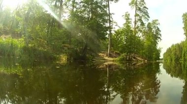 Göl üzerinde güneş ışığı. Manzara