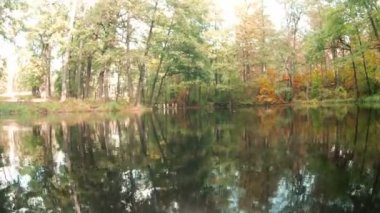 bir gölet, güzel sonbahar yatay
