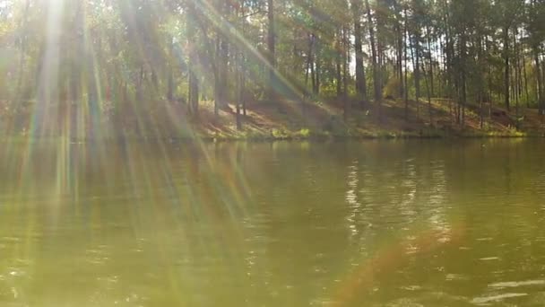 Panorama jeziora z promienie słońca — Wideo stockowe
