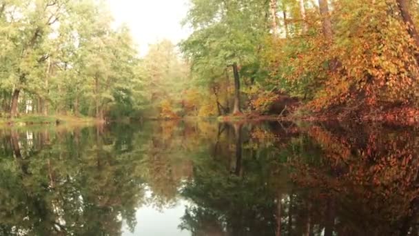 Beau paysage d'automne avec un étang 