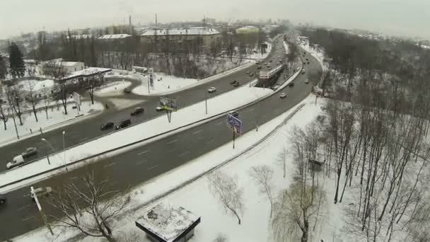 Autostrada invernale con auto in città. Aerea — Video Stock