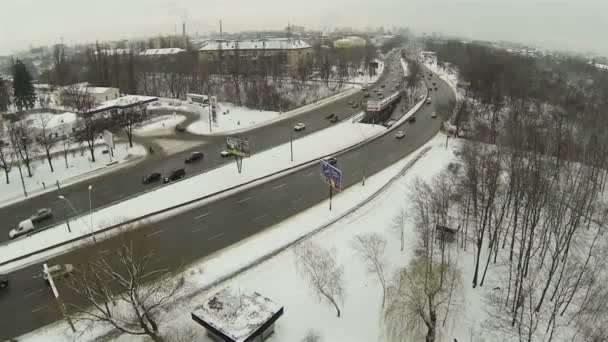 Winter  highway with cars in  city. Aerial — Stock Video