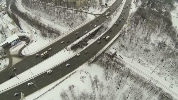 Město silnice v zimě. Letecký pohled shora — Stock video