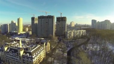 Park ve yeni evler uçuş. Hava
