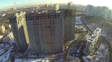 Evler Vinçler ile yapım aşamasında. Hava