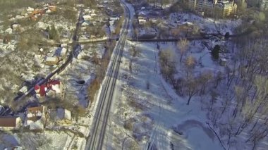 Donmuş göl ve kış City demiryolu üzerinde uçuş. Hava