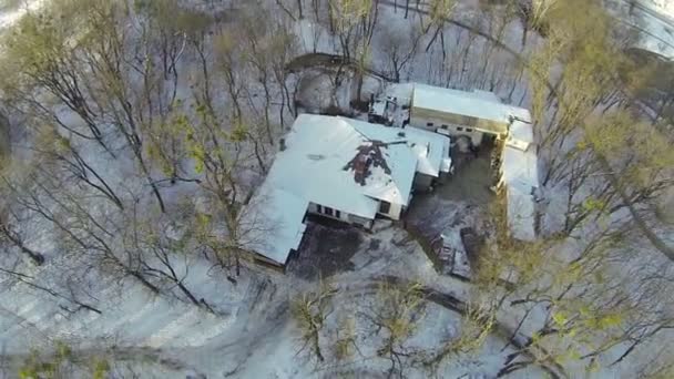 Les arbres et la maison dans le parc en hiver. Aérien — Video