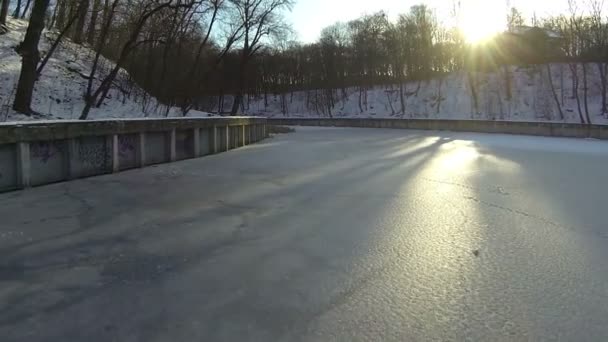 Den frusna sjön och solen antenn — Stockvideo