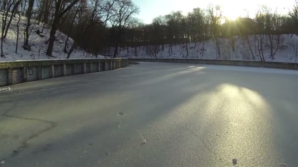 Zamrzlé jezero a slunce antény — Stock video