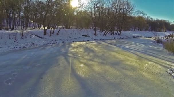 Lage vlucht over bevroren meer in de winter. Luchtfoto — Stockvideo