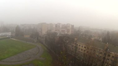 Sisli şehir puslu uçuşta. Hava
