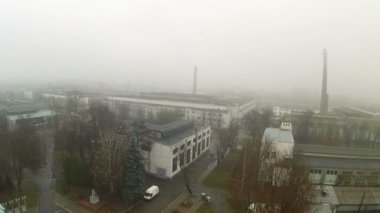 Sisli sonbahar şehir puslu uçuşta. Hava