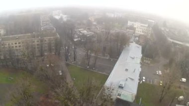 Sisli sonbahar şehir uçuşta. Havadan görünümü