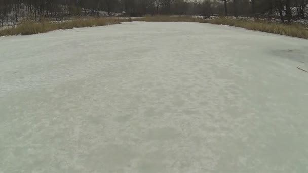 Vol au-dessus du lac gelé. Aérien — Video