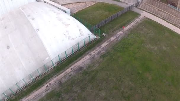 Ancien stade avec une silhouette populaire. Aérien — Video