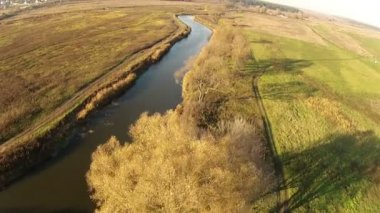 Nehirle sonbahar manzarası