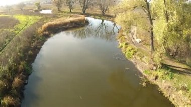 Yavaş sonbahar uçuş Nehri. Hava