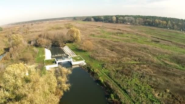 Kleine Dam op de rivier. Luchtfoto — Stockvideo