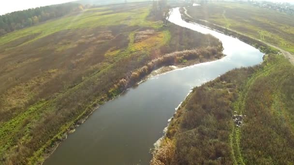 Bellissimo volo sul fiume con riflessi solari. Aerea — Video Stock