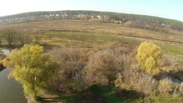 Panorama delle zone rurali con fiume. Aerea — Video Stock