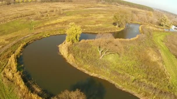 Hermoso vuelo sobre el río. Antena — Vídeo de stock