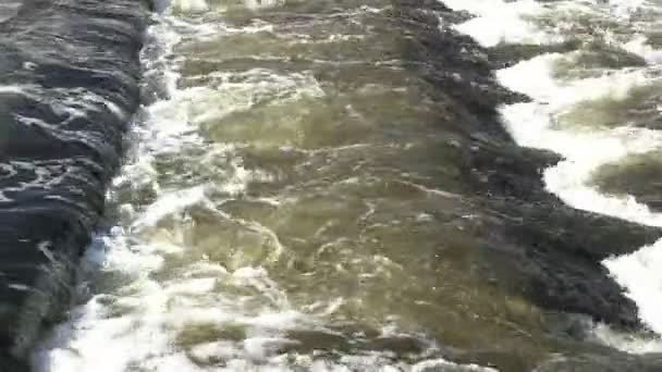 Acqua nel fiume da vicino — Video Stock