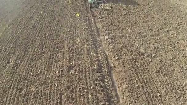 Oude trekker plows een veld. Luchtfoto — Stockvideo