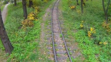 Şehir Park demiryolu üzerinde uçuş. Stabil hava klip