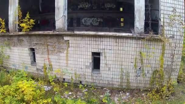 Руины старого бассейна, дом. Стабилизированный воздушный клип — стоковое видео