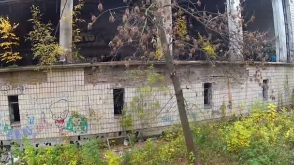 Ruínas da antiga casa da piscina na cidade. Clipe aéreo estabilizado — Vídeo de Stock