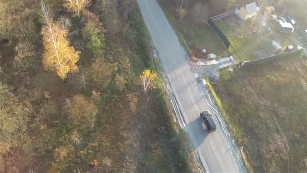 Сільська дорога з машинами в лісі. Повітряні — стокове відео