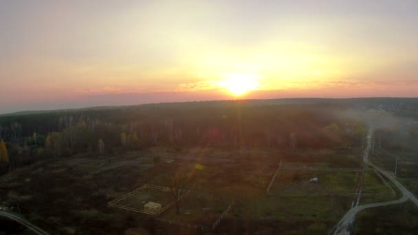 Hermosa puesta de sol en zonas rurales. Antena — Vídeo de stock