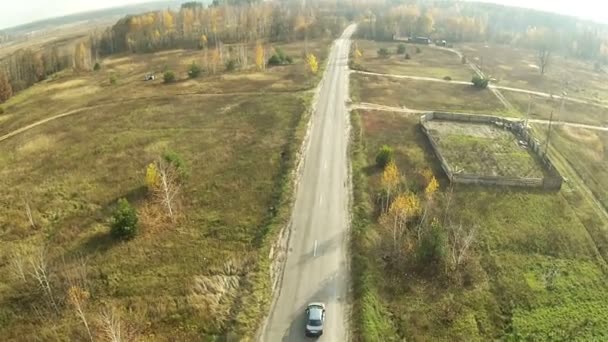 Ländliche Gebiete mit Straßen und Autos. Antenne — Stockvideo