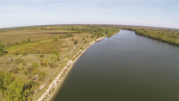 Прекрасна річка у весняний сонячний день. Повітряний бічний політ — стокове відео