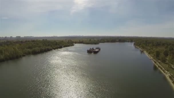 Rivier en schip. Luchtfoto — Stockvideo